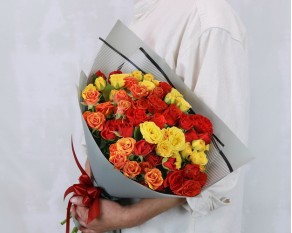 Букет з 15 троянд кущових яскравий мікс в стильній упаковці