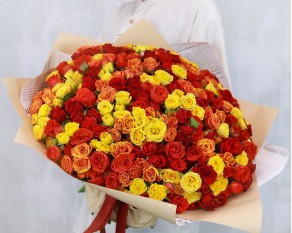 Букет із 101 кущової троянди яскравий мікс у стильній упаковці