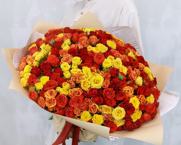 Букет із 101 кущової троянди яскравий мікс у стильній упаковці