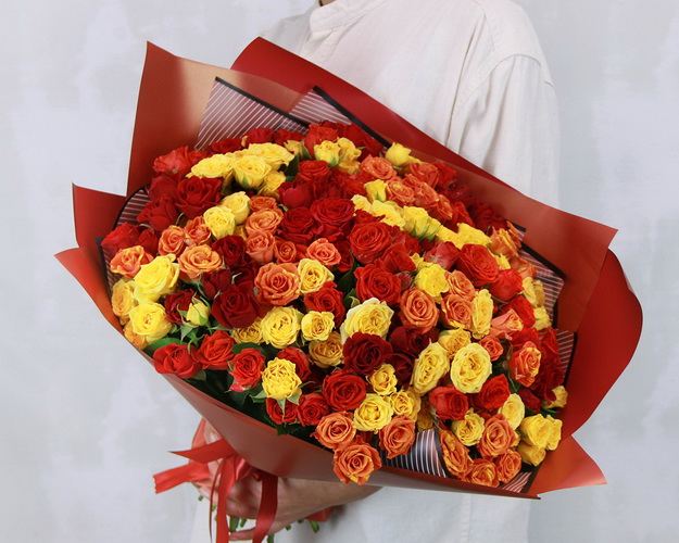 Букет з 51 троянди кущової яскравий мікс