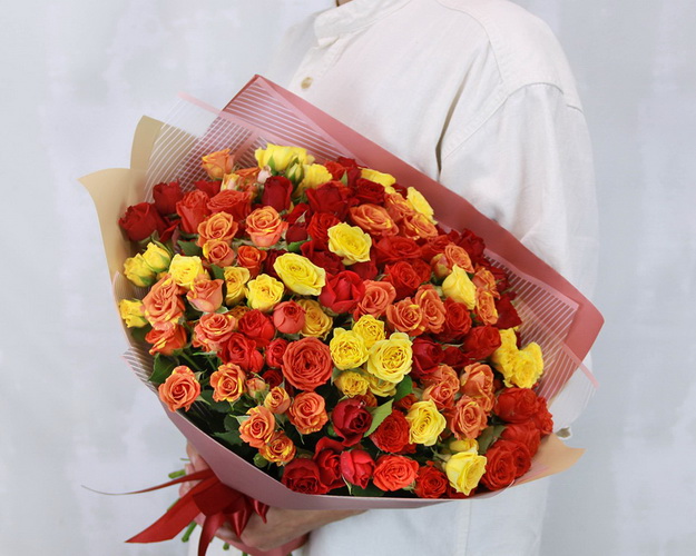 Букет з 35 троянд кущових яскравий мікс в стильній упаковці