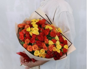 Букет з 25 троянд кущових яскравий мікс в стильній упаковці