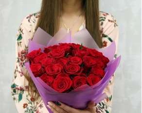 Букет із 25 червоних імпортних троянд в упакуванні