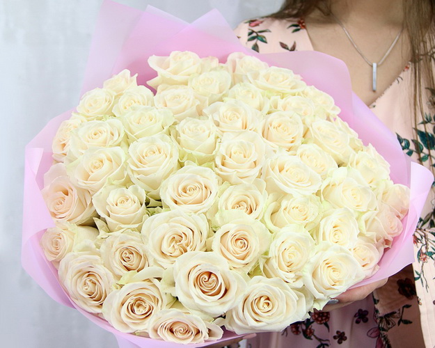 Букет із 51 імпортна біла троянда в упакуванні