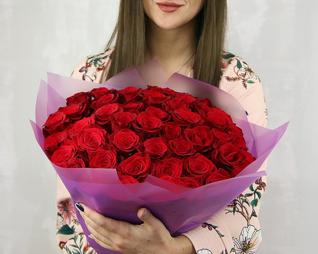 Букет 51 червона троянда в упакуванні