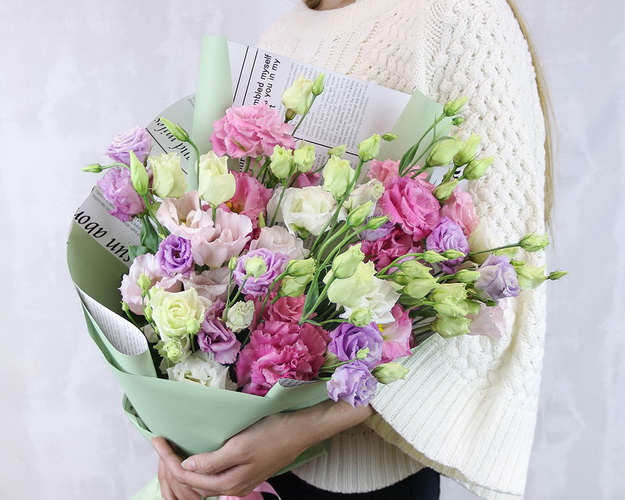 Букет з 15 лізіантусів мікс у стильній упаковці