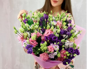 Букет із 35 лізіантусів яскравий мікс у стильній упаковці