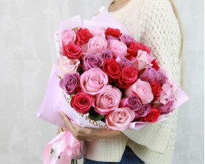 Букет із 35 троянд мікс фіолетових та рожевих кольорів в упакуванні