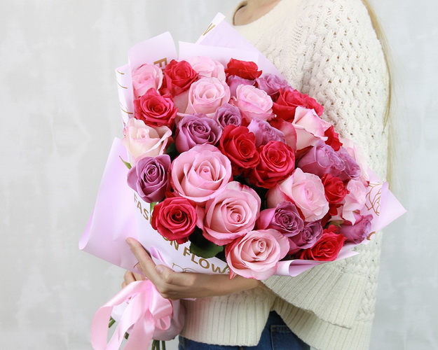 Букет із 35 троянд мікс фіолетових та рожевих кольорів в упакуванні