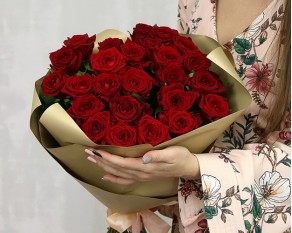 Букет з 25 червоних троянд в упакуванні