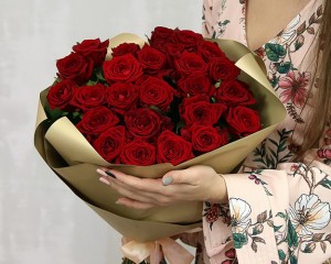 Букет з 25 червоних троянд в упакуванні