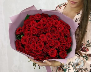 Букет із 51 червоної троянди в упакуванні