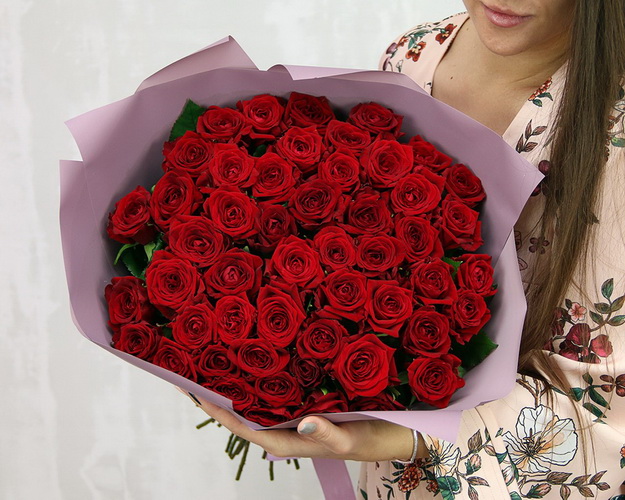Букет із 51 червоної троянди в упакуванні