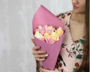 Букет із 15 троянд кремовий мікс в упаковці