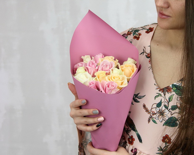 Букет із 15 троянд кремовий мікс в упаковці