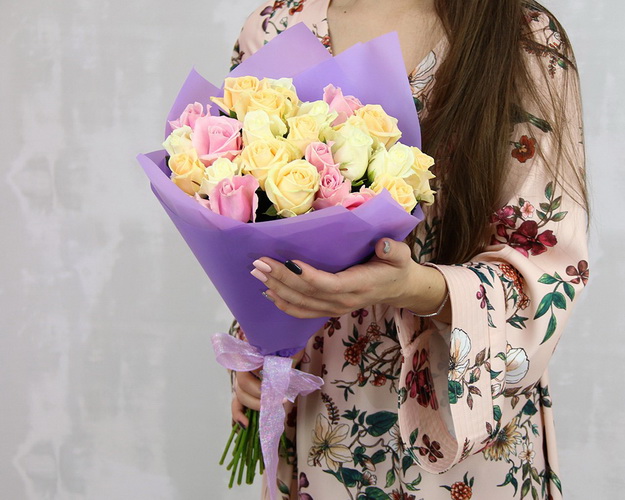 Букет із 25 троянд мікс кремових кольорів в упакуванні