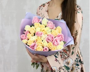 Букет із 35 троянд кремовий мікс в упакуванні