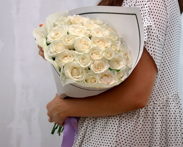 Букет із 25 білих троянд в упакуванні
