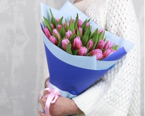 Букет із 25 рожевих тюльпанів у дизайнерській упаковці