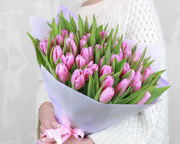 Букет із 51 рожевого тюльпану у стильній упаковці.