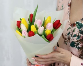 Букет із 15 тюльпанів мікс у стильній упаковці