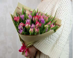 Букет із 35 тюльпанів піоноподібних мікс у дизайнерській упаковці