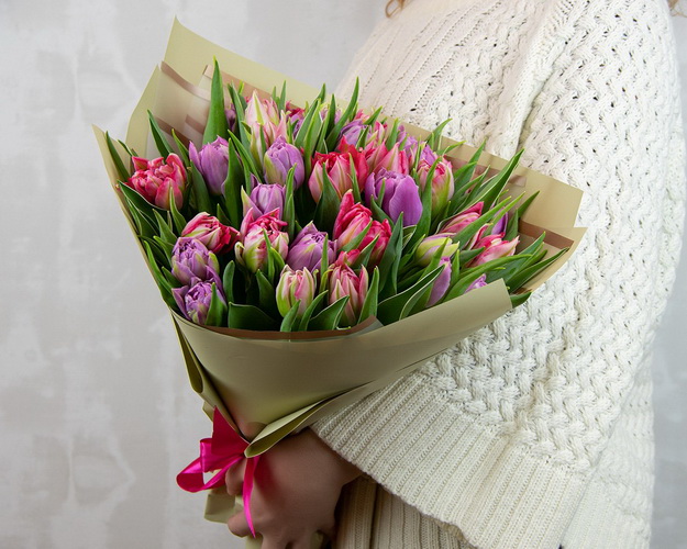 Букет із 35 тюльпанів піоноподібних мікс у дизайнерській упаковці