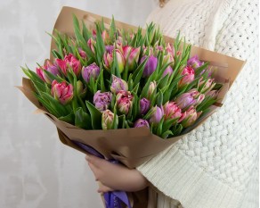 Букет з 51 тюльпану піоноподібного міксу в стильній упаковці.