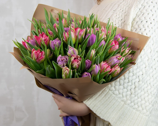 Букет з 51 тюльпану піоноподібного міксу в стильній упаковці.
