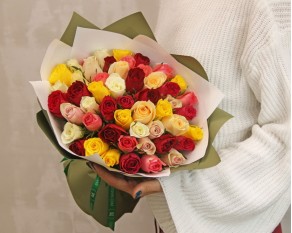 Букет із 51 троянд яскравий мікс в упакуванні