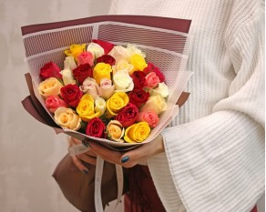 Букет із 35 троянд яскравий мікс в упакуванні