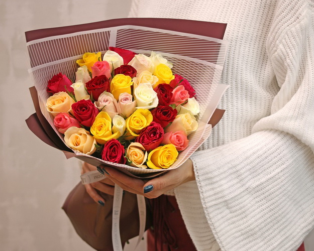 Букет із 35 троянд яскравий мікс в упакуванні