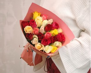 Букет із 25 троянд мікс яскравих кольорів в упакуванні