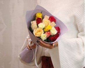 Букет 15 троянд кольоровий мікс в упакуванні