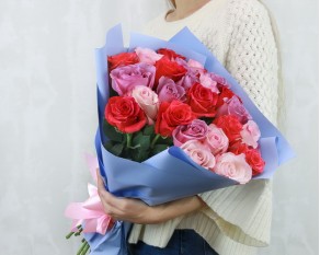 Букет із 25 троянд мікс рожевих кольорів в упакуванні