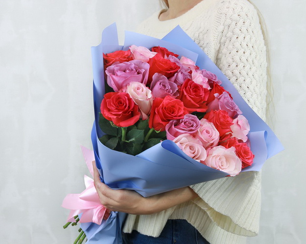 Букет із 25 троянд мікс рожевих кольорів в упакуванні