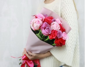 Букет із 15 троянд розовий мікс в упаковці