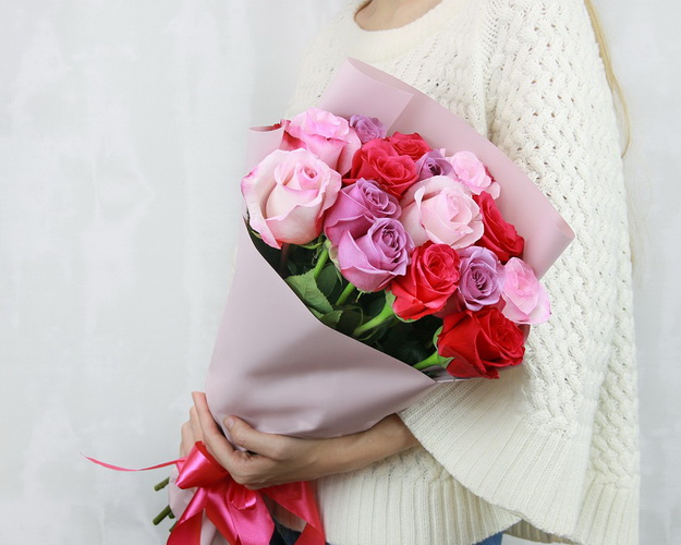 Букет із 15 троянд розовий мікс в упаковці