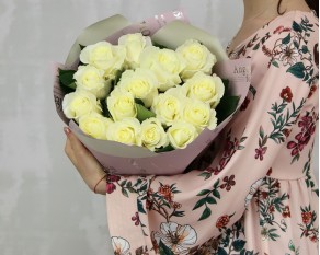 Букет із 15 білих троянд в упакуванні