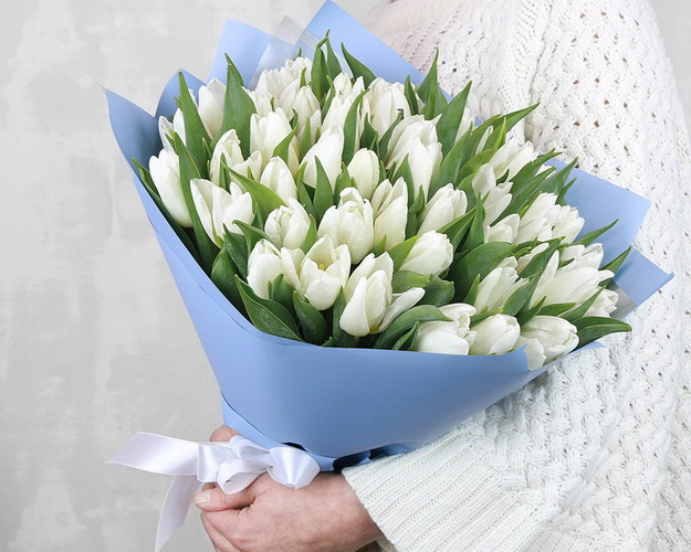 Букет із 51 білого тюльпану у стильній упаковці.