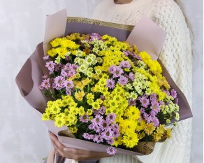 Букет із 25 кущових хризантем мікс у стильній упаковці