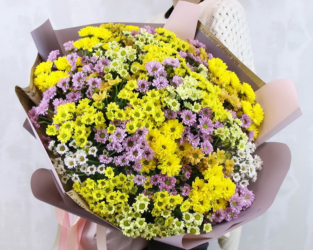 Букет із 49 кущових хризантем мікс у стильній упаковці