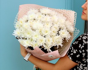 Букет із 9 білих кущових хризантем в дизайнерській упаковці