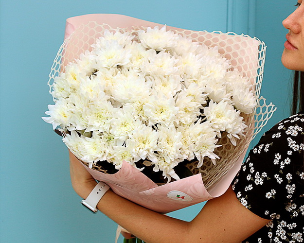 Букет із 9 білих кущових хризантем в дизайнерській упаковці