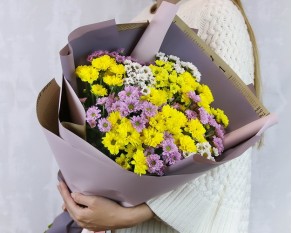 Букет із 15 кущових хризантем мікс у стильній упаковці