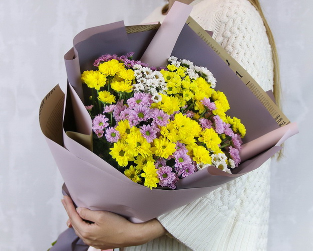 Букет із 15 кущових хризантем мікс у стильній упаковці
