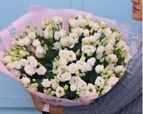 Букет із 49 білих лізіантусів у стильній упаковці.