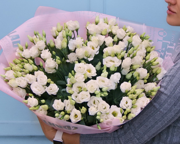 Букет із 49 білих лізіантусів у стильній упаковці.