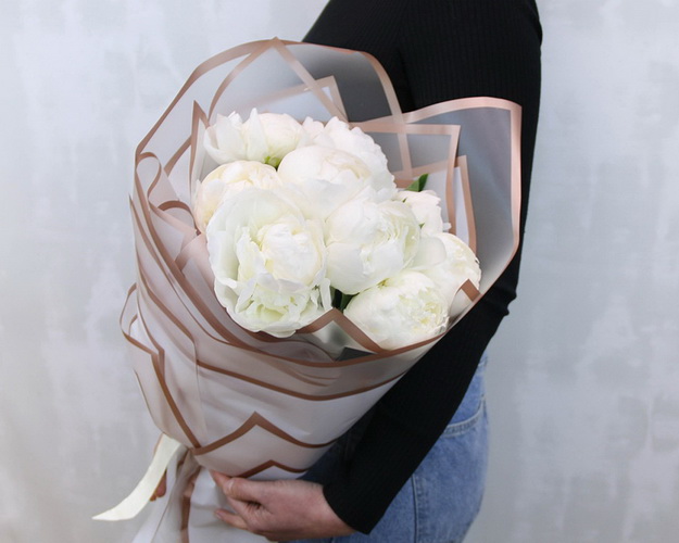 Букет з 9 білих півоній у стильній упаковці