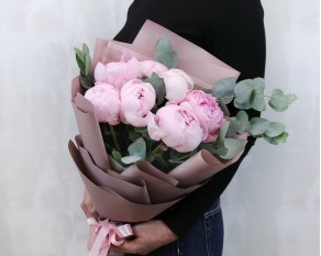 Букет з 7 рожевих півоній із зеленню в стильній упаковці